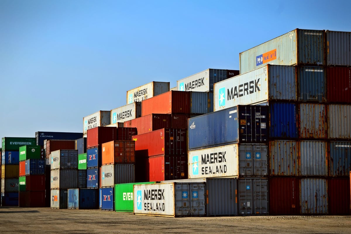 International freight terminal representing shipment handoff points